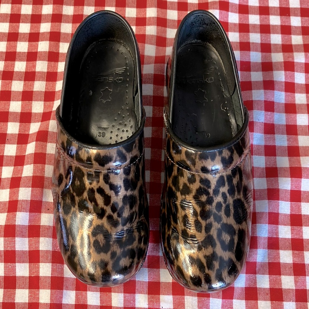 Dansko bronze leopard print clogs. EU 39.